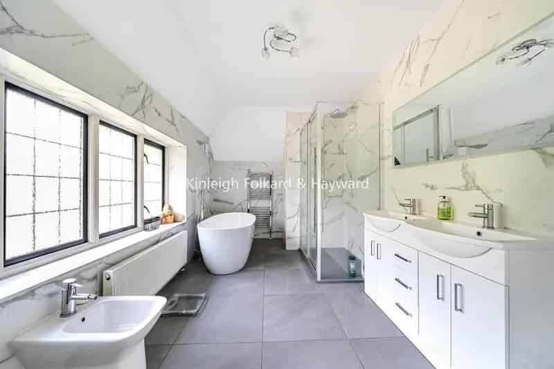 5 Bedroom Detached Home with Pool and Large Garden