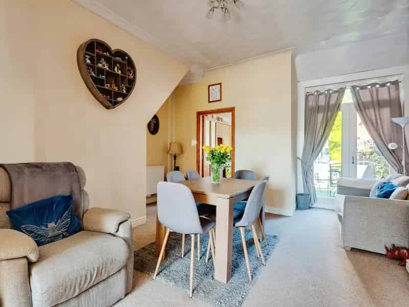 3 Bedroom Terraced House Leasehold Garden Parking