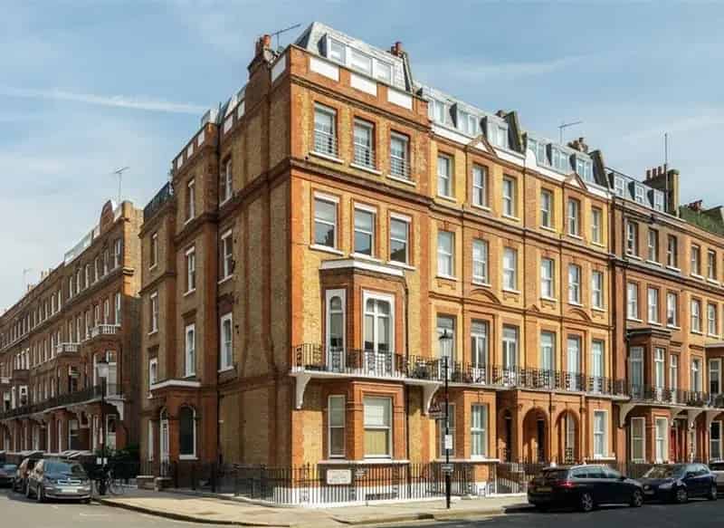 2-Bedroom Apartment with Large South-Facing Reception Room