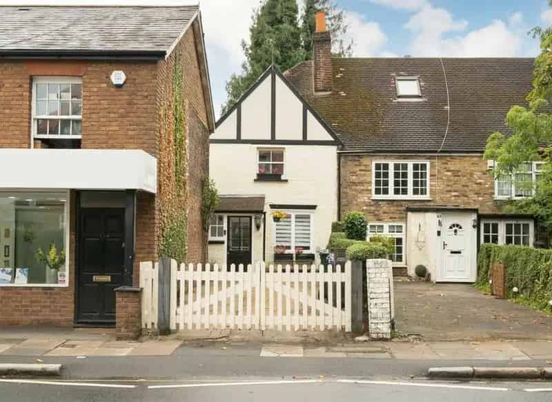 Grade II Listed Cottage Hendon 2 Double Bedrooms Parking Garden No Chain