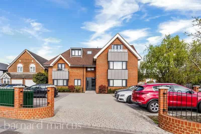 Modern 2-Bed Apartment with Private Balcony and EV Charging