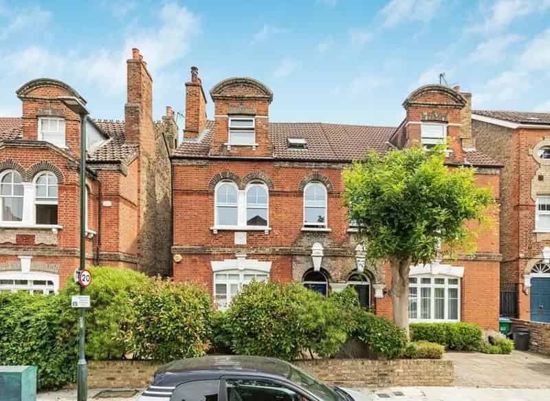 Two Bedroom Victorian Conversion Apartment in Central Richmond