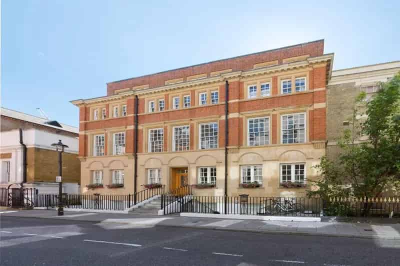 Victoria Office Space: Fitted Offices with Natural Light and Amenities