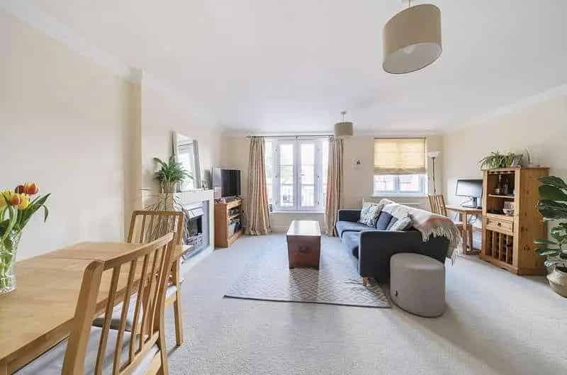 2 Bed Flat for Sale near Haslemere Station