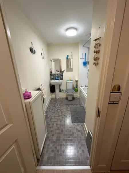 Spacious Two-Bedroom Flat Near Epsom Centre