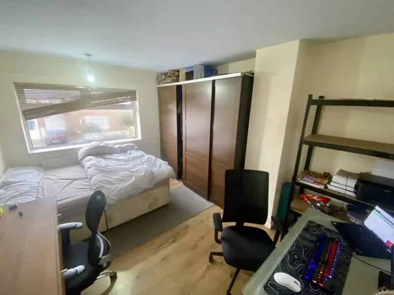 Three Bedroom House in Clifton with Driveway and Garden