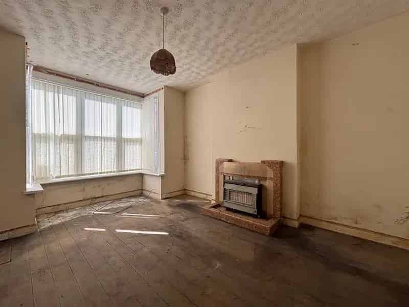 4 bedroom end of terrace house for sale