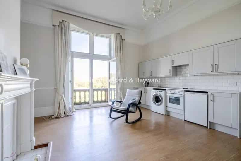 Chislehurst Golf Club Apartment First Floor Double Bedroom Open Plan