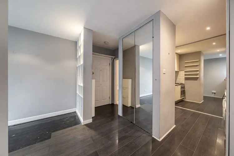 1 Bedroom Flat for Sale in Clapham with Clapham Common Views