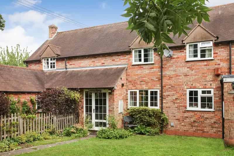 2 Bedroom Terraced House for Sale in Picturesque Cotswold Village
