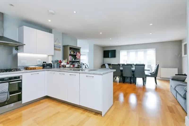 3 Bed Semi-Detached House in Billington Gardens
