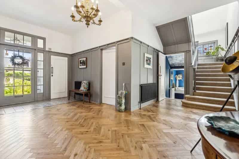 Stunning Detached House Near Rouken Glen Park