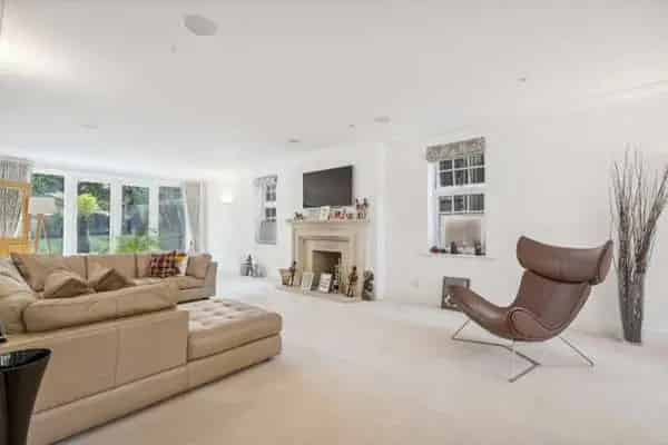 Spacious 5 Bedroom House with Garden and Double Garage