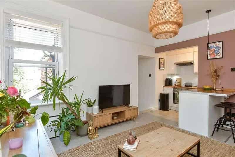 1 Bed Flat for Sale in Brighton - Victorian Charm and Modern Style