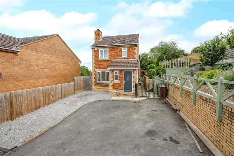 4-Bedroom Detached Family Home with Open-Plan Living and Garden