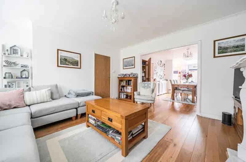3 Bedroom Semi-Detached House Brookmans Park