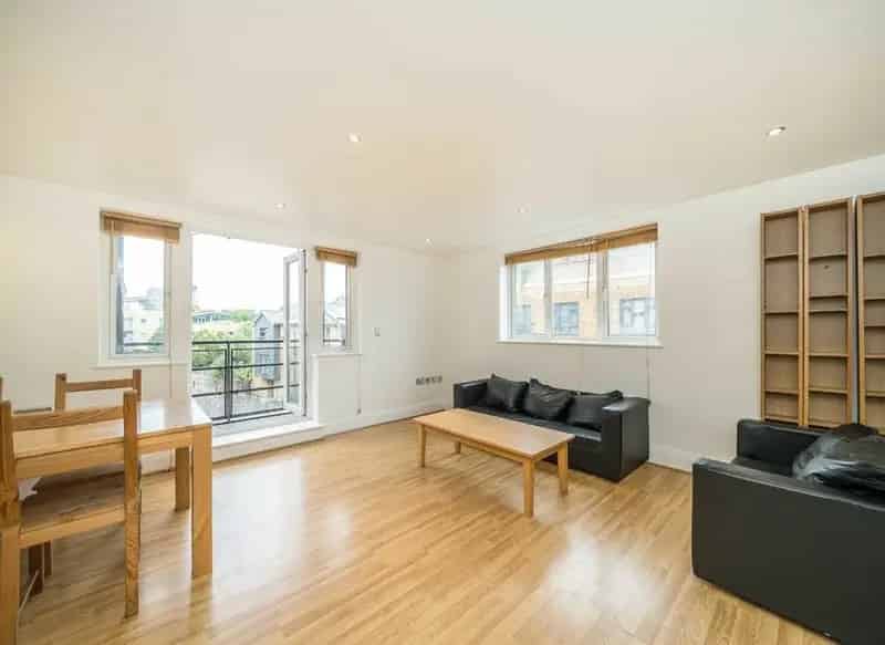 Brentford Lock West Two-Bedroom Apartment Near City Connections