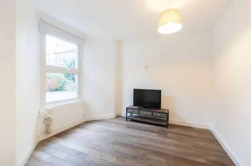 2 Bedroom Flat House to Rent