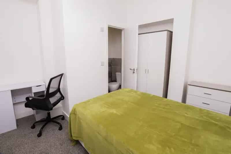 4 bedroom House
 To Let 
Total Size: 1077 SQ FT