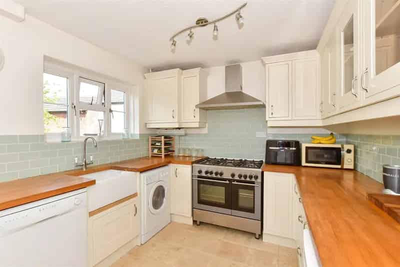 3 Bedroom End Terrace House for Sale Near Billericay Station