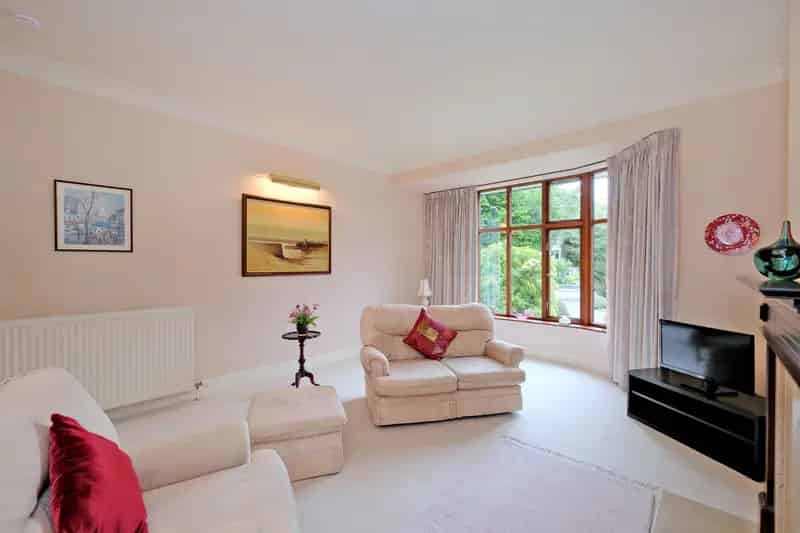 5 Bedroom Detached House with Triple Garage and Large Gardens