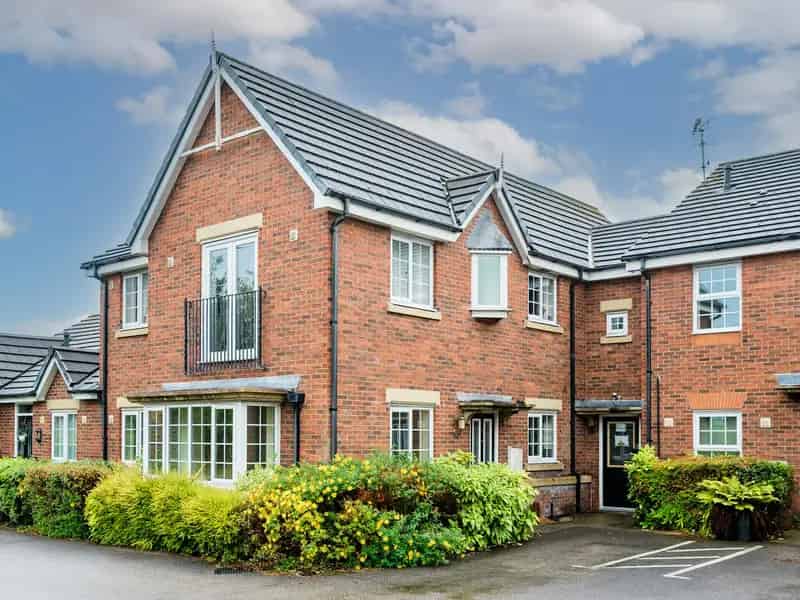 Modern 2 Bed Ground Floor Apartment with Parking