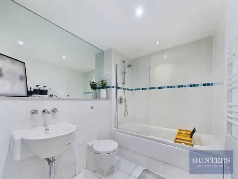 2 Bedroom Flat For Sale Near Waitrose
