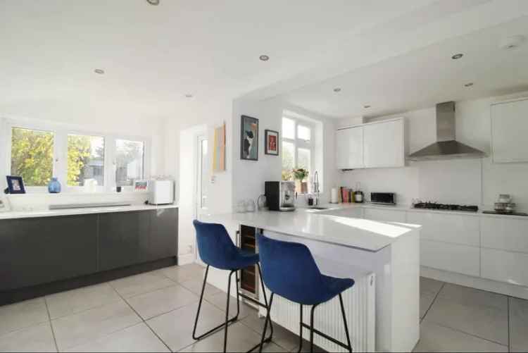 4 Bedroom Semi Detached House in Lee Near Station