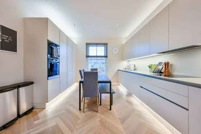 3-Bedroom Flat to Rent in West Kensington W14