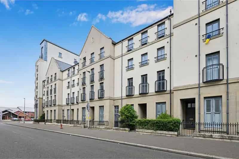 2 Bed Flat - Second Floor with 1 Reception Room