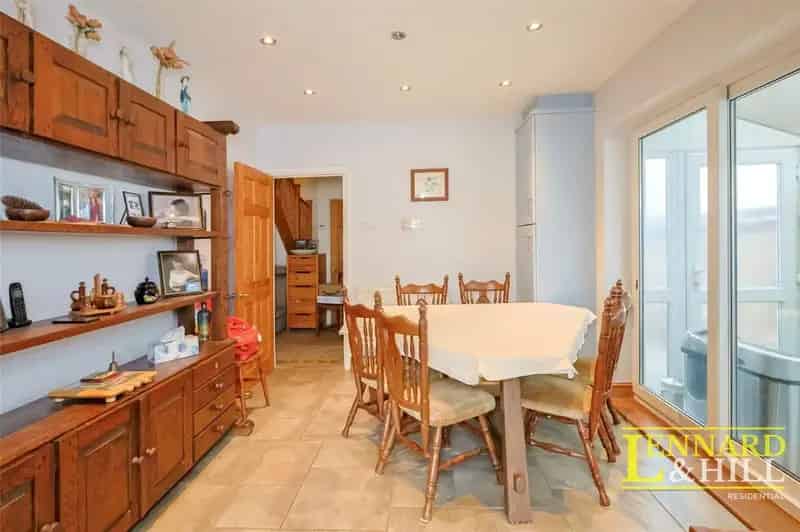 4 Bed Detached Chalet with Annex and 84ft Garden