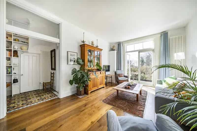 2 Bed Period Flat with Garden Studio and Balcony