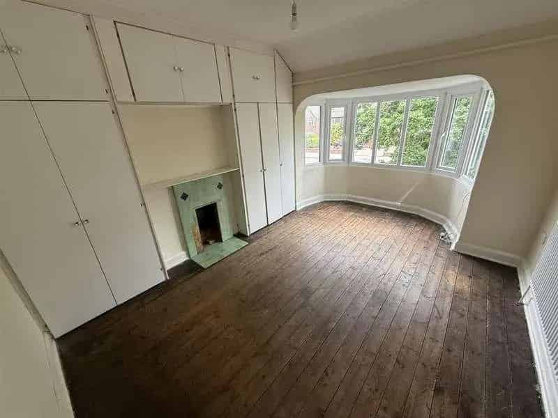 3 Bed Semi Detached House For Sale Near Shirley Station