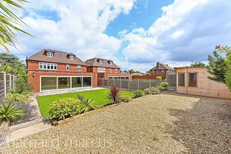 Luxury 5-Bedroom House Near New Malden Station