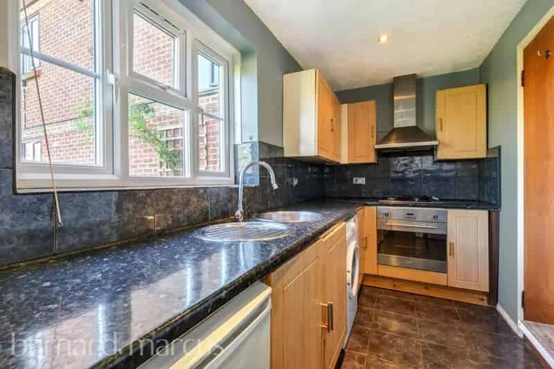 Two Bedroom Apartment Lime Court Near Colliers Wood Station