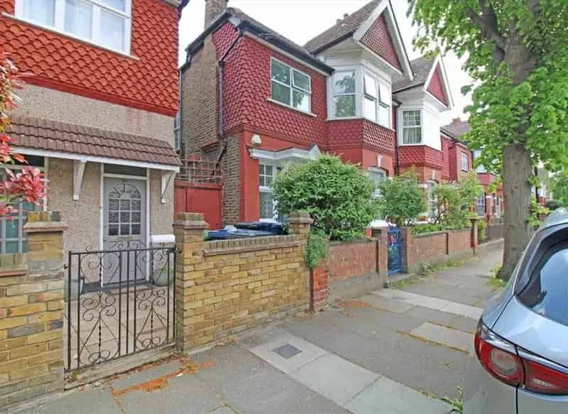 Three Double Bedroom Flat near Acton Town & Ealing Common