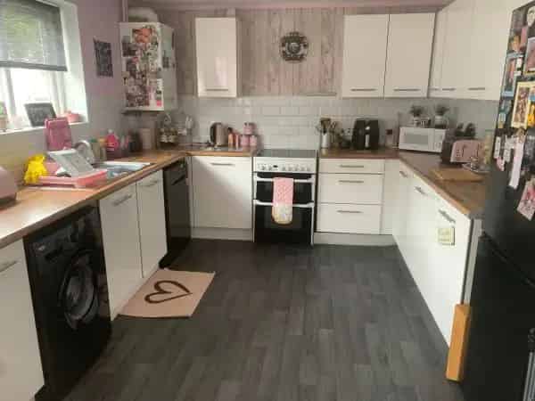 3 Bedroom House with Large Kitchen and Driveway