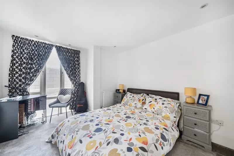 Two Double Bedroom Freehold House in Central Balham
