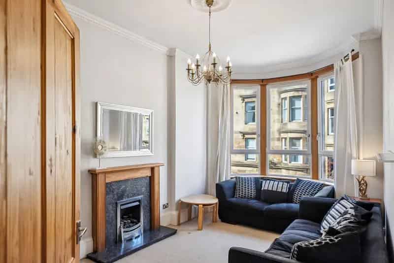 2-Bedroom Flat in Partick West End  Modern Kitchen and Great Transport Links