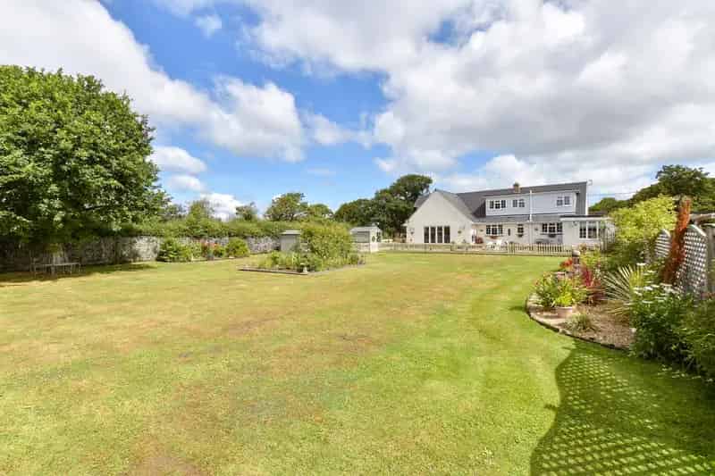 7-Bedroom House with Separate Accommodation for Sale