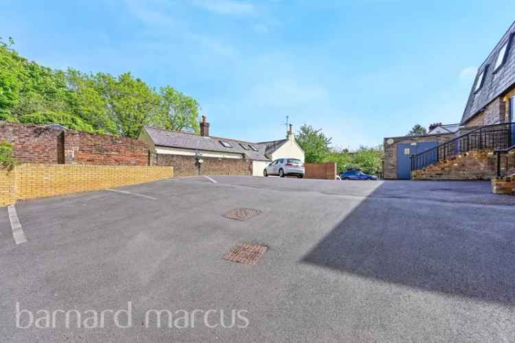 Two Double Bedroom Duplex Apartment in Epsom Woodcote Estate