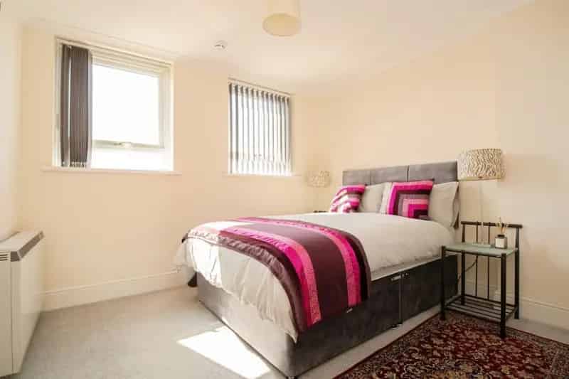 2 Bed Top Floor Apartment Cardiff Bay No Chain