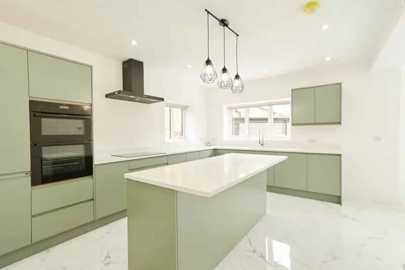 Five Bedroom Detached House with Garage and Garden