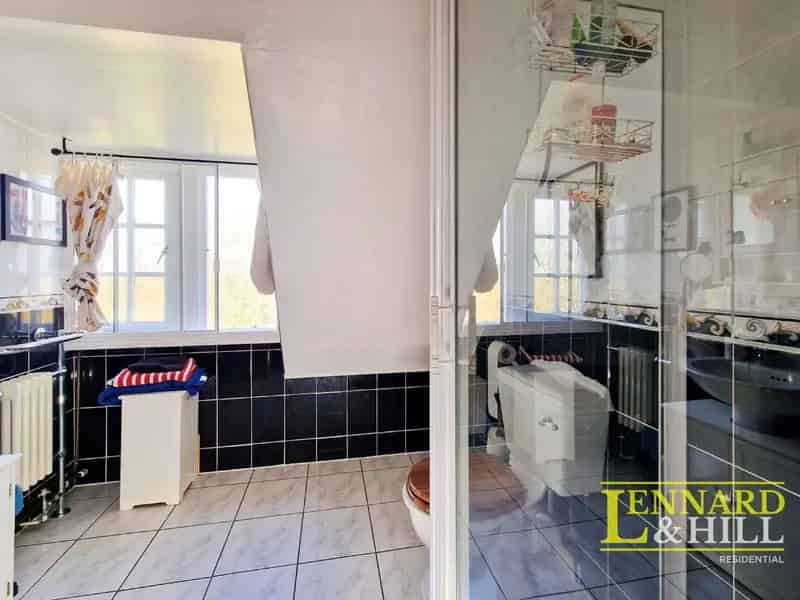 2 Bed Top Floor Apartment in Grade II Listed Georgian Manor House