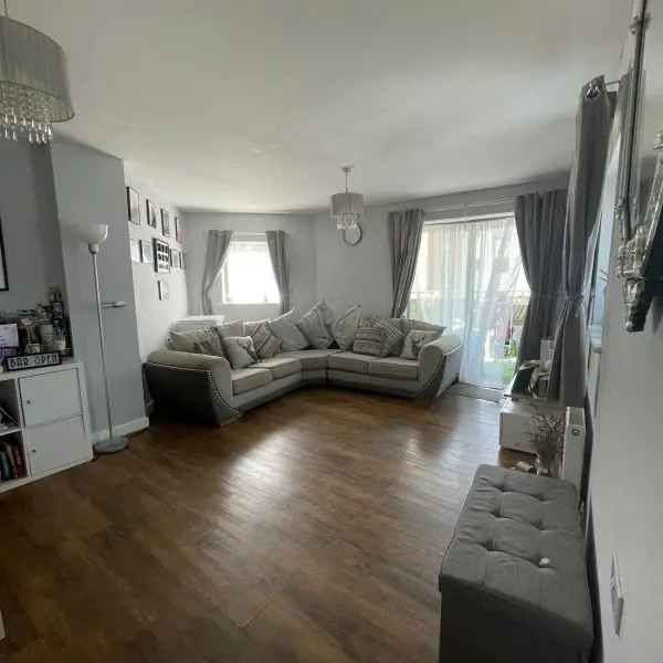 Flat For Rent in Elmbridge, England