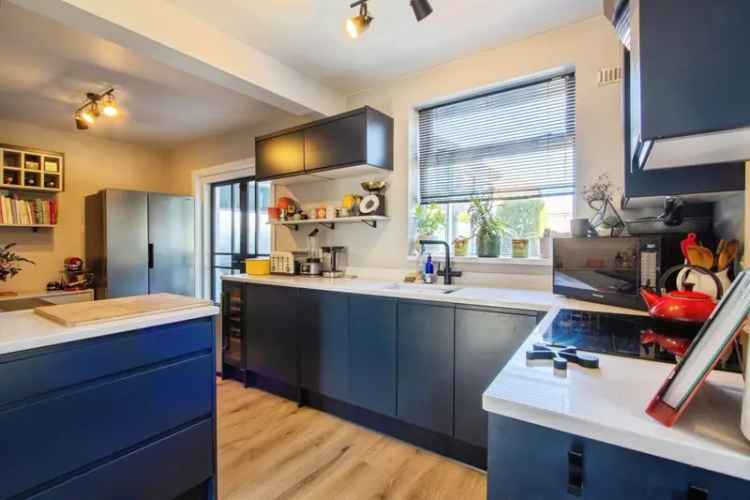 3 Bed Semi Detached House LS15 Spacious Modern Kitchen Conservatory Gardens Driveway