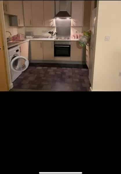 2 Bed 2nd Floor Flat Near Train Station and Schools