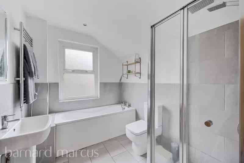 Spacious Victorian Terrace House with Garden and Outbuilding