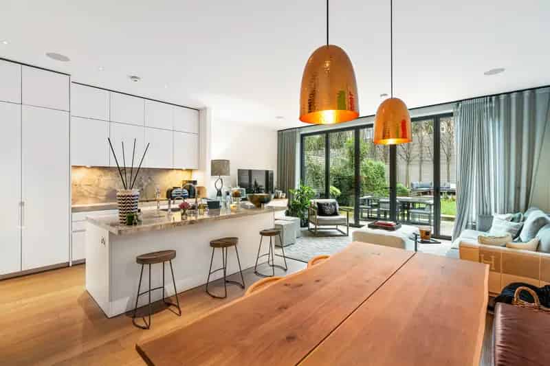 Luxury Townhouse: Traditional Elegance Meets Modern Finesse