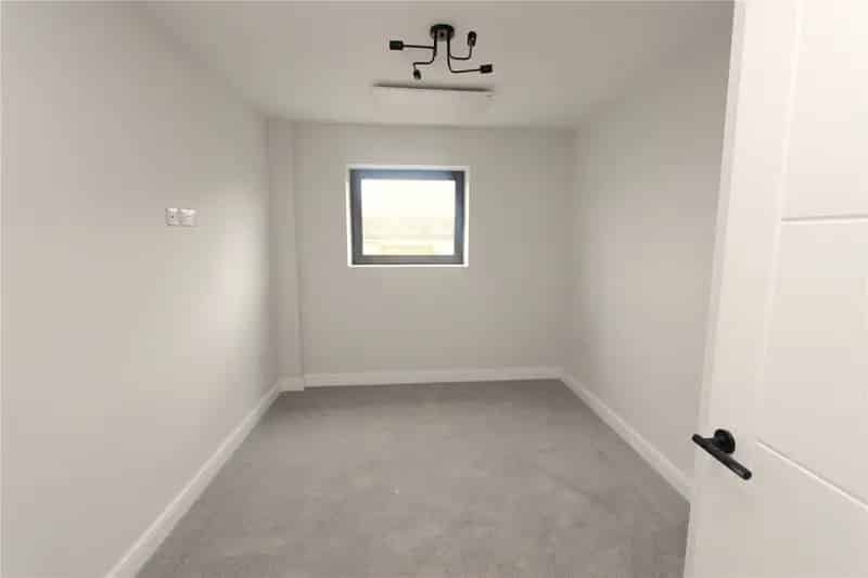2 Bedroom Flat Hadleigh Modern Kitchen Parking Available April 2024